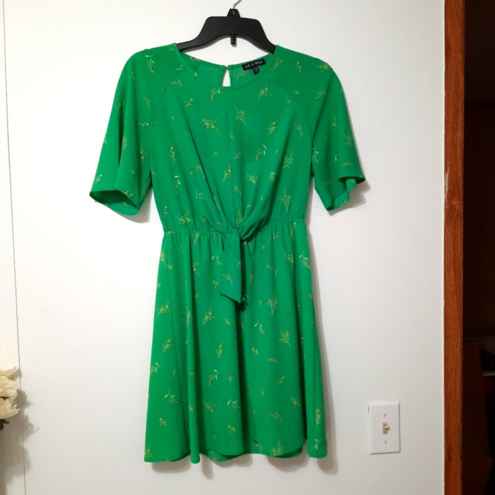 WOMEN'S SUMMER GREEN DRESS SIZE XS